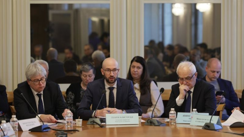 Набързо удължителният бюджет мина на първо гласуване в комисия